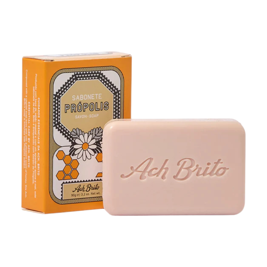 Ach. Brito - Própolis Sabonete de própolis Ach Brito com embalagem amarela e barra creme