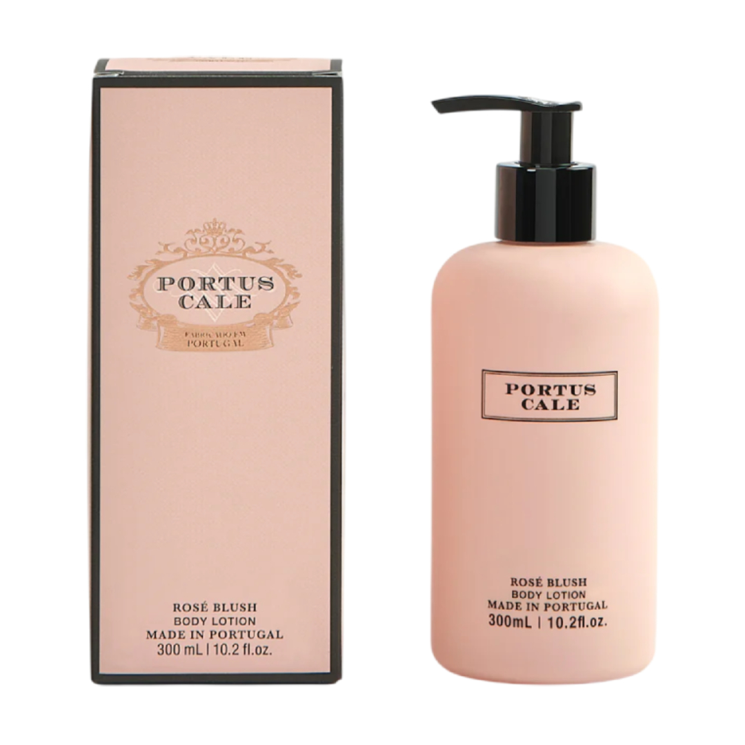 Loção corporal Portus Cale Rose Blush em frasco rosa com bomba