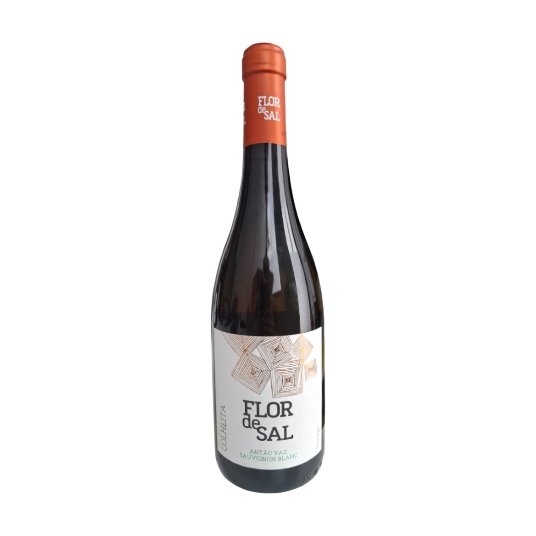 Flor de Sal - Antão Vaz Sauvignon Blanc 2023 Garrafa de vinho branco com rótulo branco e cápsula laranja