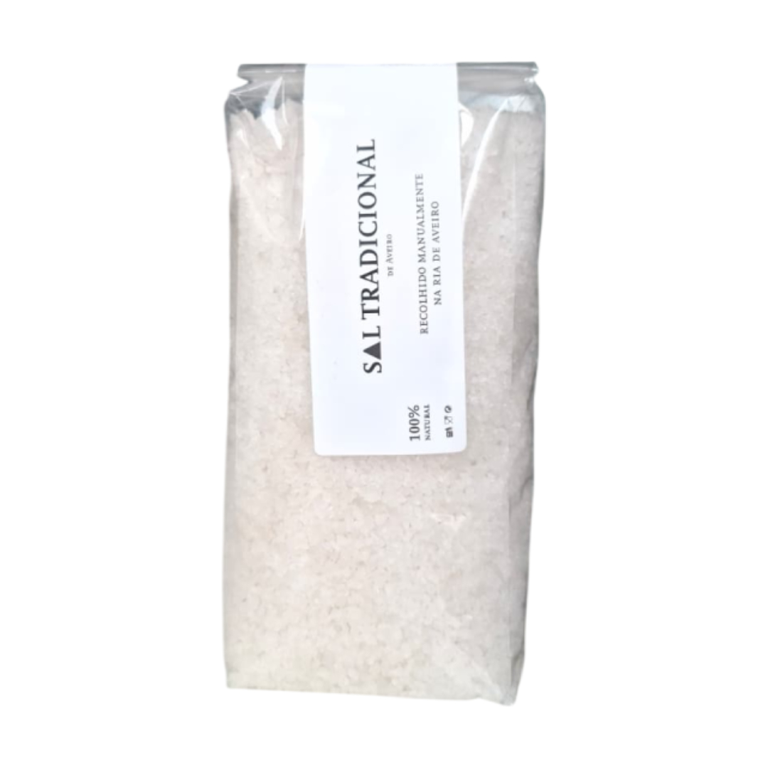 Sal Tradicional - Sal Marinho de Aveiro Natural Pacote de sal grosso com etiqueta branca e texto preto