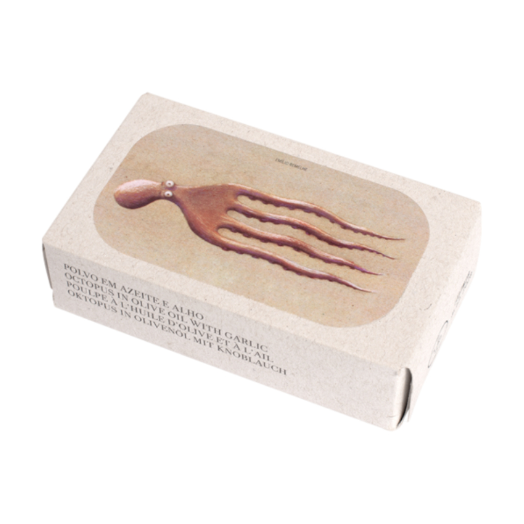Jose Gourmet - Polvo em Azeite e Alho Caixa de conserva de polvo em azeite e alho com ilustração e texto multilíngue