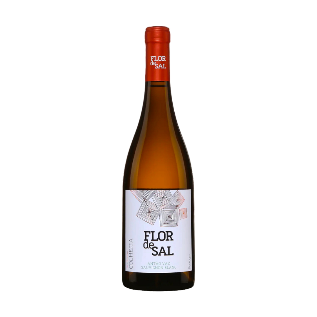 Flor de Sal - Antão Vaz Sauvignon Blanc 2023 Garrafa de vinho branco com rótulo branco e tampa laranja com texto FLOR de SAL