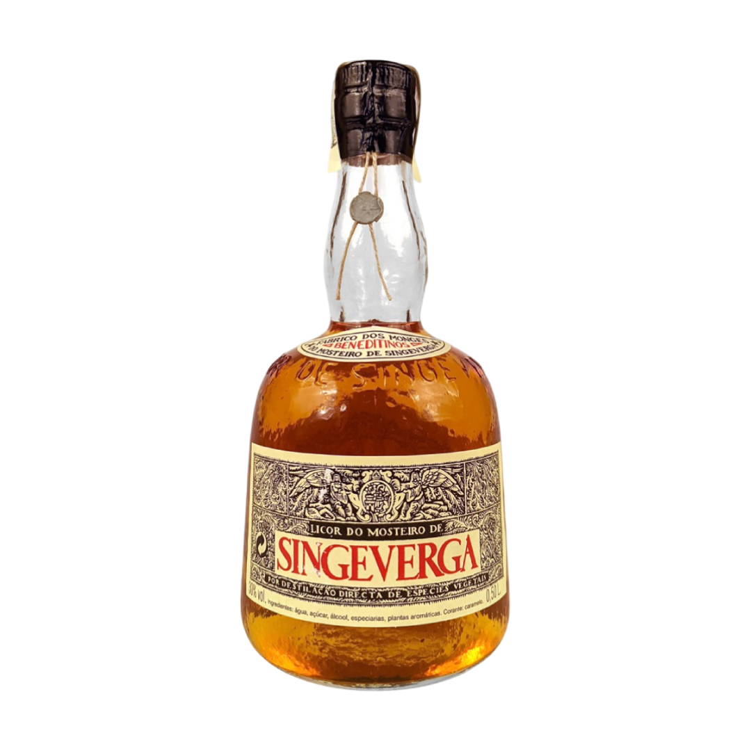 Licor Singeverga Garrafa de licor Singeverga com rótulo creme e vermelho e tampa preta