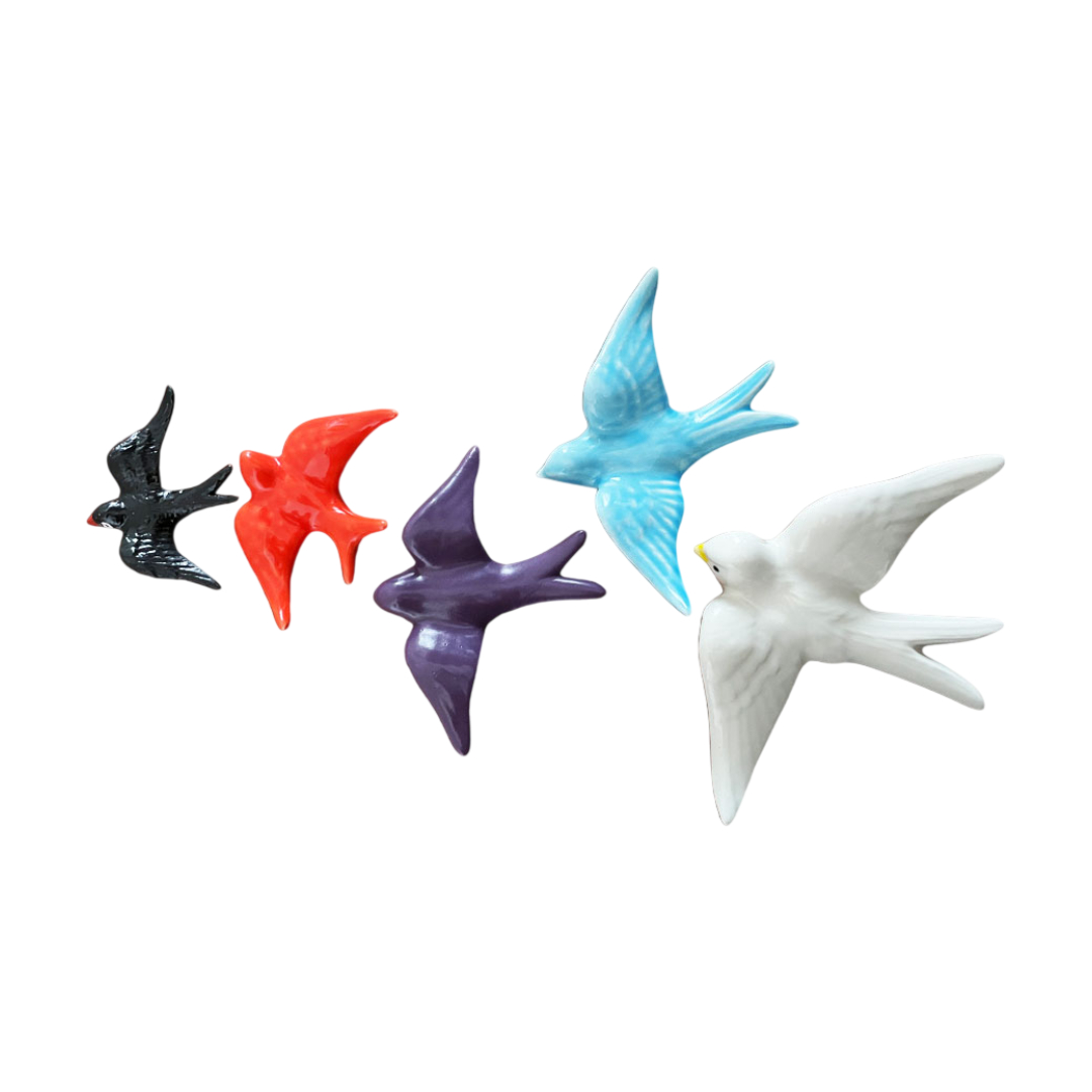 Artesanato - Andorinha em Cerâmica Cinco aves decorativas coloridas em cerâmica, com fundo branco.