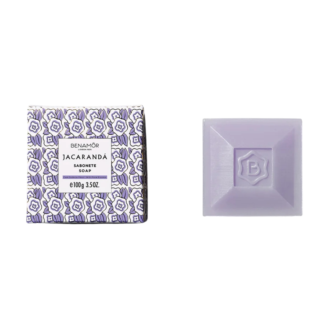 Benamôr - Sabonete Sólido Jacarandá Sabonete lilás quadrado Benamôr Jacarandá com embalagem floral lilás e branco