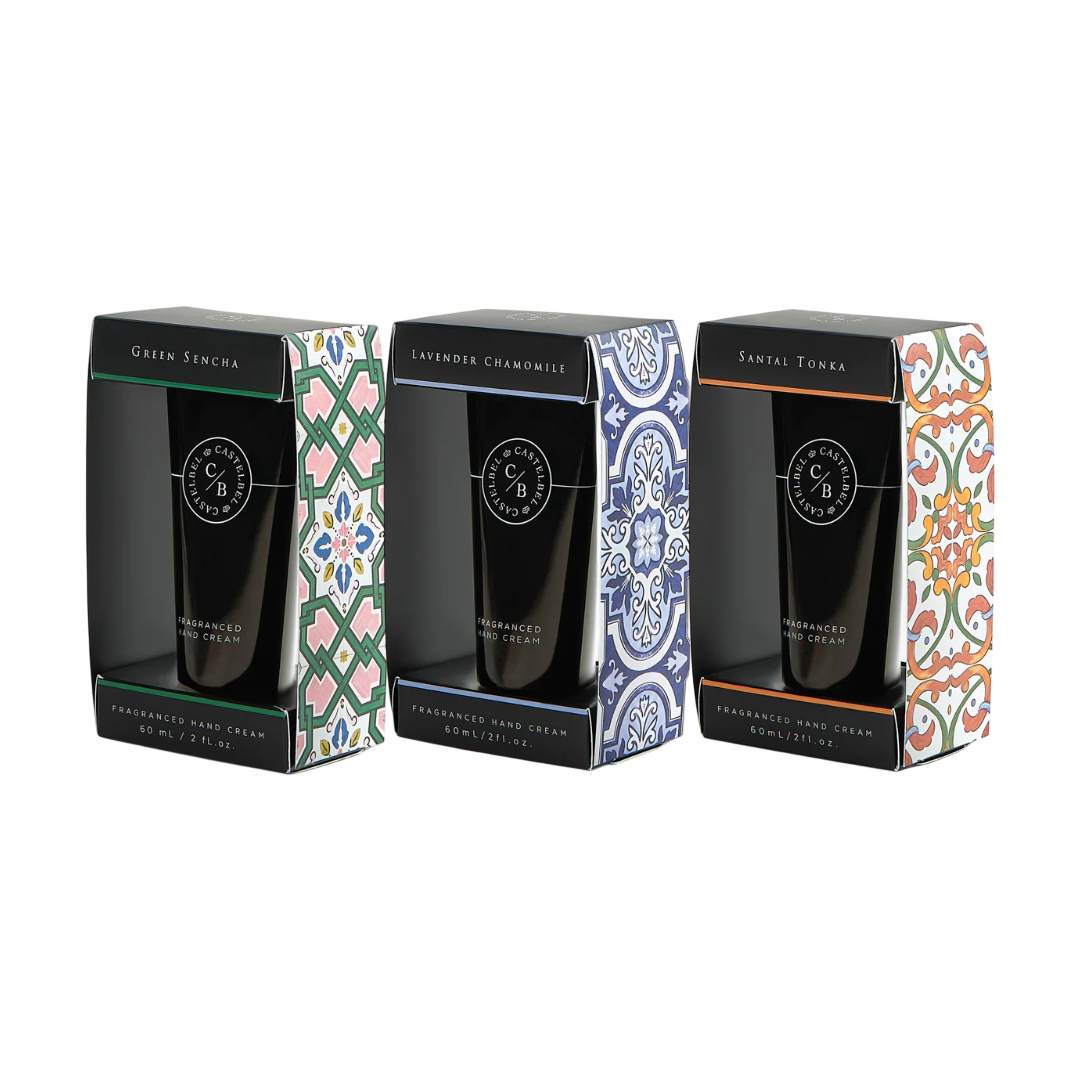Castelbel - Coleção Azulejos Creme de Mãos Três cremes de mãos perfumados em embalagens pretas com detalhes decorativos coloridos e nomes dos aromas visíveis.