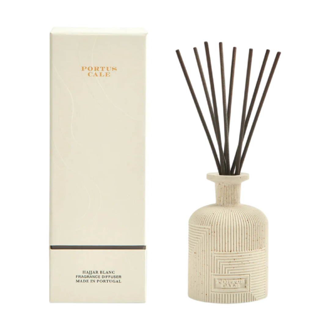 Difusor de fragrância HAJJAR BLANC PORTUS CALE em frasco cerâmico bege com hastes difusoras e caixa.