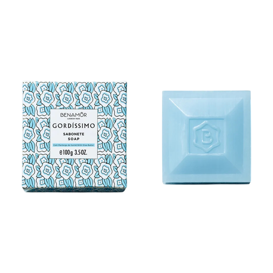 Benamôr - Sabonete Sólido Gordíssimo Sabonete azul claro quadrado e caixa com padrão floral e texto da marca Benamôr