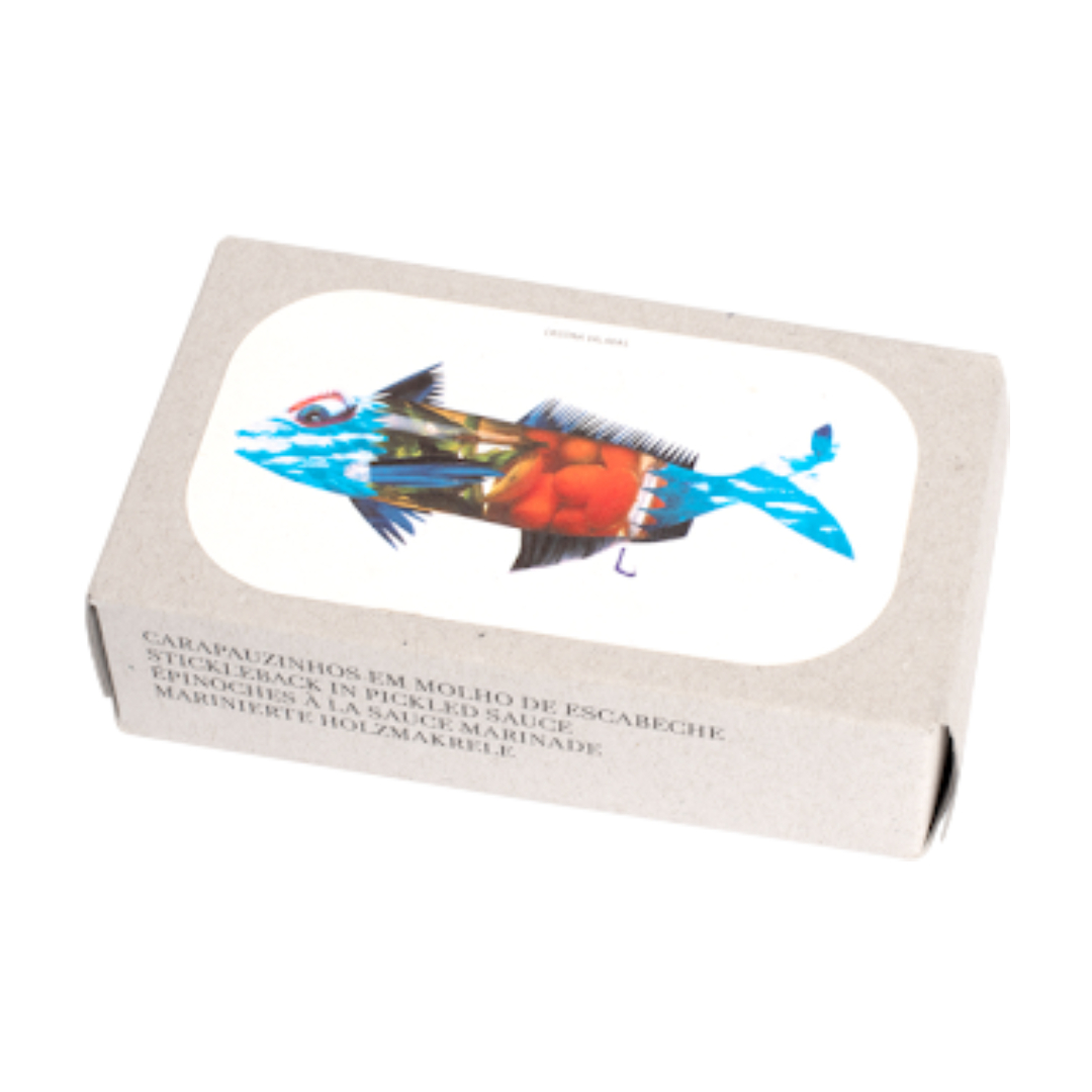 Jose Gourmet - Carapauzinhos em Molho de Escabeche Embalagem de cartão com ilustração de peixe azul e laranja e texto multilingue