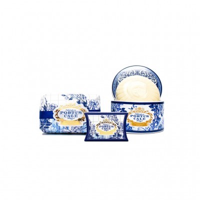 Produtos de higiene pessoal PORTUS CALE em embalagens azul e branca com padrão floral