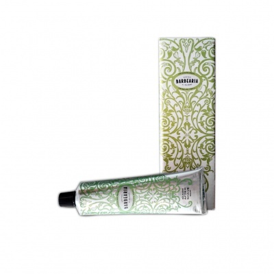 tubo de creme e embalagem decorados em verde e branco com texto BARBEARIA COLONIAL