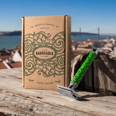 Máquina de barbear clássica verde com embalagem em cartão castanho decorada