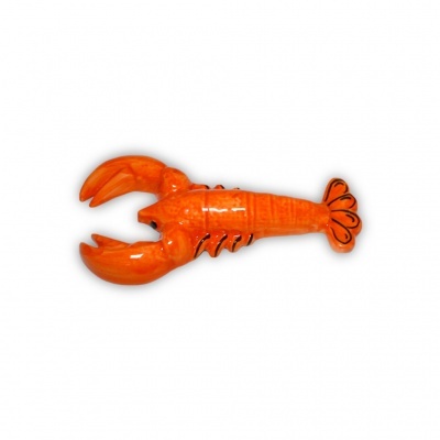 Brinquedo lagosta de plástico laranja com detalhes pretos em fundo branco