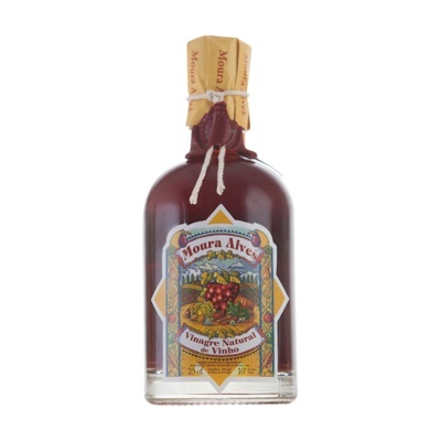 Garrafas de vinagre natural de vinho Moura Alves com rótulo colorido e tampa tradicional