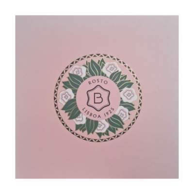 Selo circular decorativo rosa com folhas, flores e texto ROSTO LISBOA 1925 com letra B
