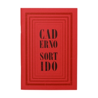 Caderno vermelho com texto preto e moldura geométrica.