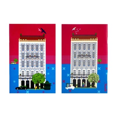 Dois cadernos ilustrados com edifícios azulejados e elementos urbanos sob fundo vermelho e azul.