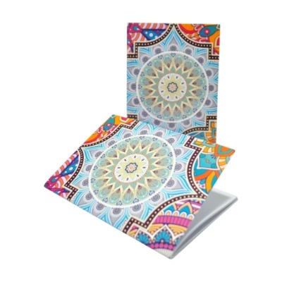 Capa protetora para laptop com padrão mandala colorido e detalhes geométricos.