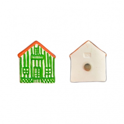 Dois imãs de casa em cerâmica com uma face pintada a verde e laranja e o verso branco com íman