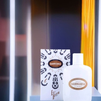 Frasco e caixa de perfume Antiga Barbearia Chiado em fundo colorido desfocado