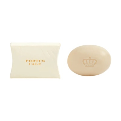 Sabonete oval bege com coroa gravada e caixa branca com texto dourado PORTUS CALE