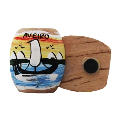 Imã de pedra pintada com desenho de barcos e texto Aveiro