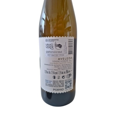 Garrafa de vinho branco Vinho Verde Aveleda DOC com rótulo detalhado