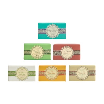 Seis sabonetes aromáticos coloridos com etiquetas elegantes e rendas