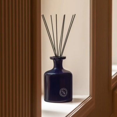 Difusor de ambiente cerâmico azul escuro com varetas pretas