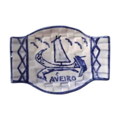 Prato decorativo em cerâmica branca e azul com desenho de barco e texto AVEIRO