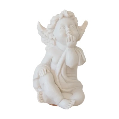 Estatueta branca de anjo sentado com asas, mãos no rosto e pernas cruzadas