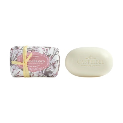 Sabonete Jasmim Branco Castelbel embalado e sabonete oval creme com texto gravado.