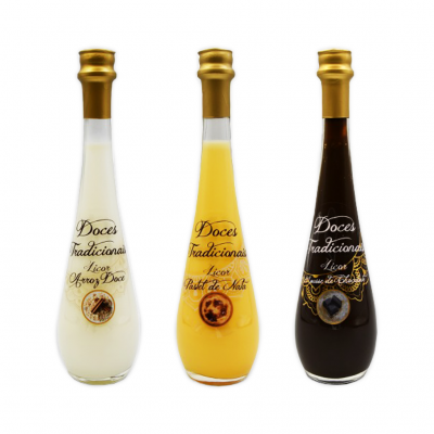 Três garrafas de licores tradicionais com tampa dourada sobre fundo branco.