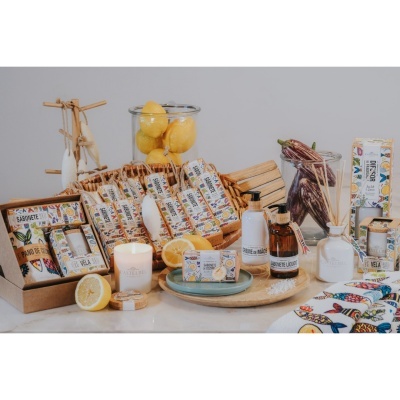 Conjunto de produtos de cuidados pessoais e decoração com embalagens coloridas e estampadas em mesa branca