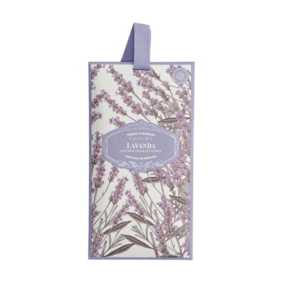 Saqueta perfumada de lavanda com padrão floral e etiqueta lilás, com fita para pendurar