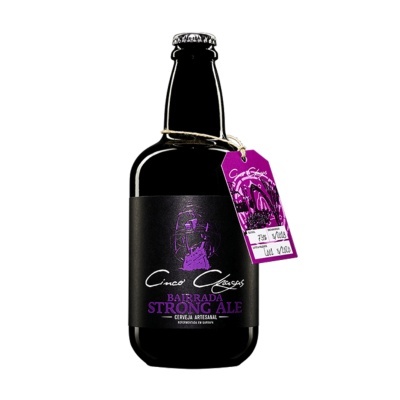 Garrafa preta de cerveja artesanal Cinco Choças Bairrada Strong Ale com rótulo e etiqueta roxos