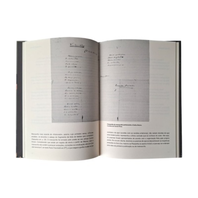 Livro aberto com fotografia de manuscrito e texto impresso em português.