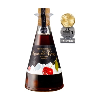 Garrafas de licor de cereja com rótulo preto e medalhas de prémio