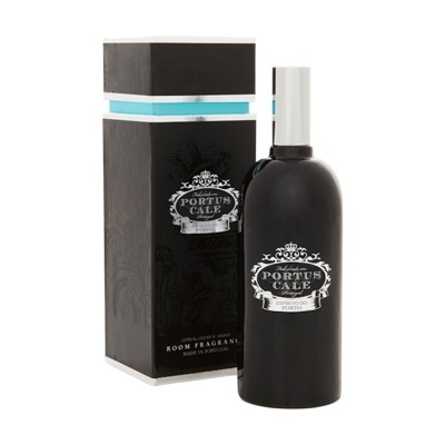 Frasco preto e embalagem de fragrância para o ambiente Portus Cale com detalhes prateados e azul