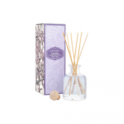 Difusor de aroma em vidro com palitos de madeira e caixa lilás com padrão floral