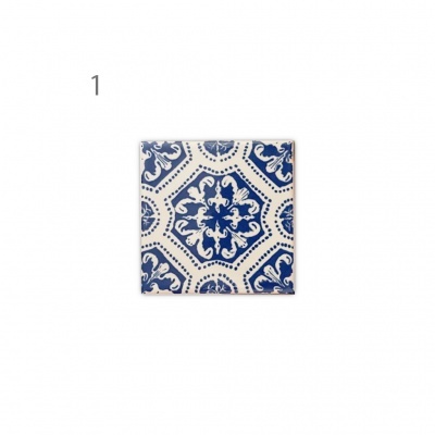 Azulejo quadrado azul e branco com padrão decorativo.