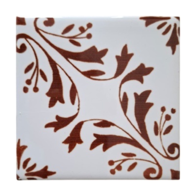 Azulejo branco com padrão floral em marrom