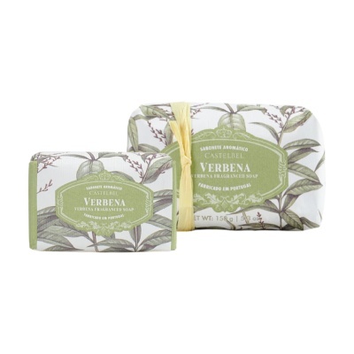 Dois sabonetes aromáticos embalados com padrão de folhas verdes e etiquetas verdes com texto branco.