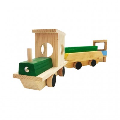 Trem de madeira com locomotiva verde e vagões coloridos sobre fundo branco