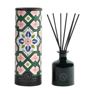Difusor de fragrância com palitos pretos e embalagem decorada colorida