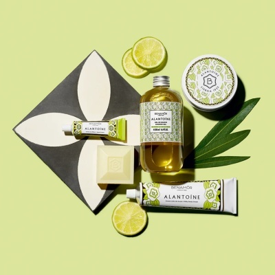 Produtos de higiene e beleza Benamôr Alantoíne em fundo verde com folhas e rodelas de lima