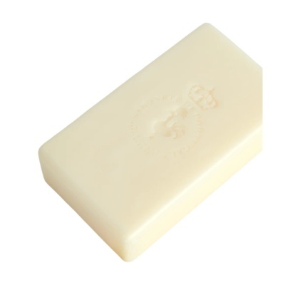 Sabonete creme retangular com relevo de coroa e galo
