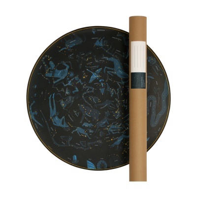 Mapa celeste circular com constelações em azul e preto e tubo de armazenamento castanho