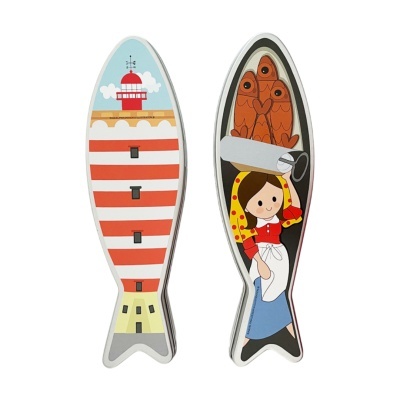 Latas metálicas em forma de peixe com ilustrações coloridas, uma representando um farol e outra uma mulher com peixes.