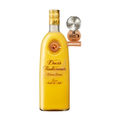 Garrafa de licor amarelo com rótulo Doces Tradicionais Beira Baixa Licor Pastel de Nata e selos de prémios 2020